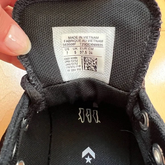 LIKE NEW Converse Black and White Classic Sneakers - Picture 6 of 9